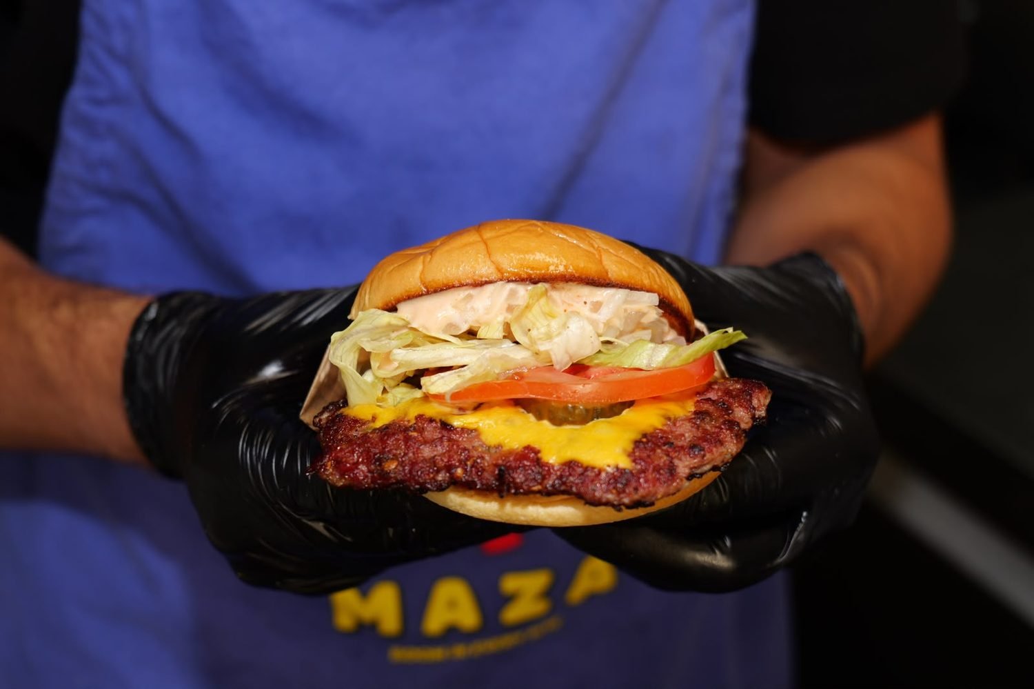 Maza Burger mit Cheddar, Tomate, Salat und afghanisch gewürztem Patty